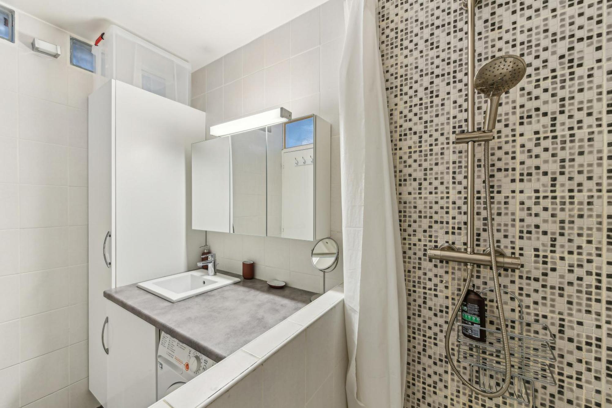 Chic And Comfortable Apart With Balcony لوفالوا بيريه المظهر الخارجي الصورة