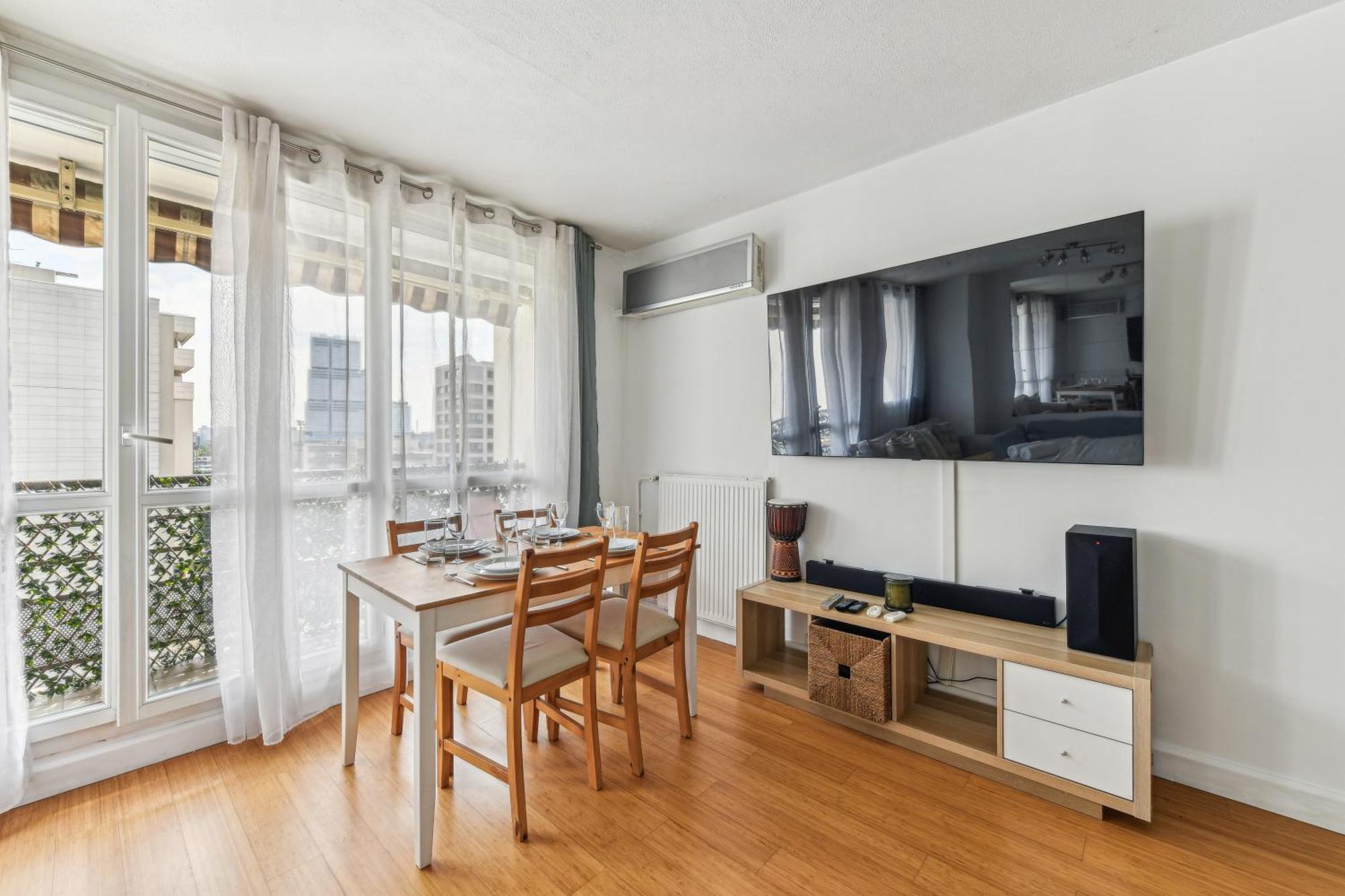 Chic And Comfortable Apart With Balcony لوفالوا بيريه المظهر الخارجي الصورة