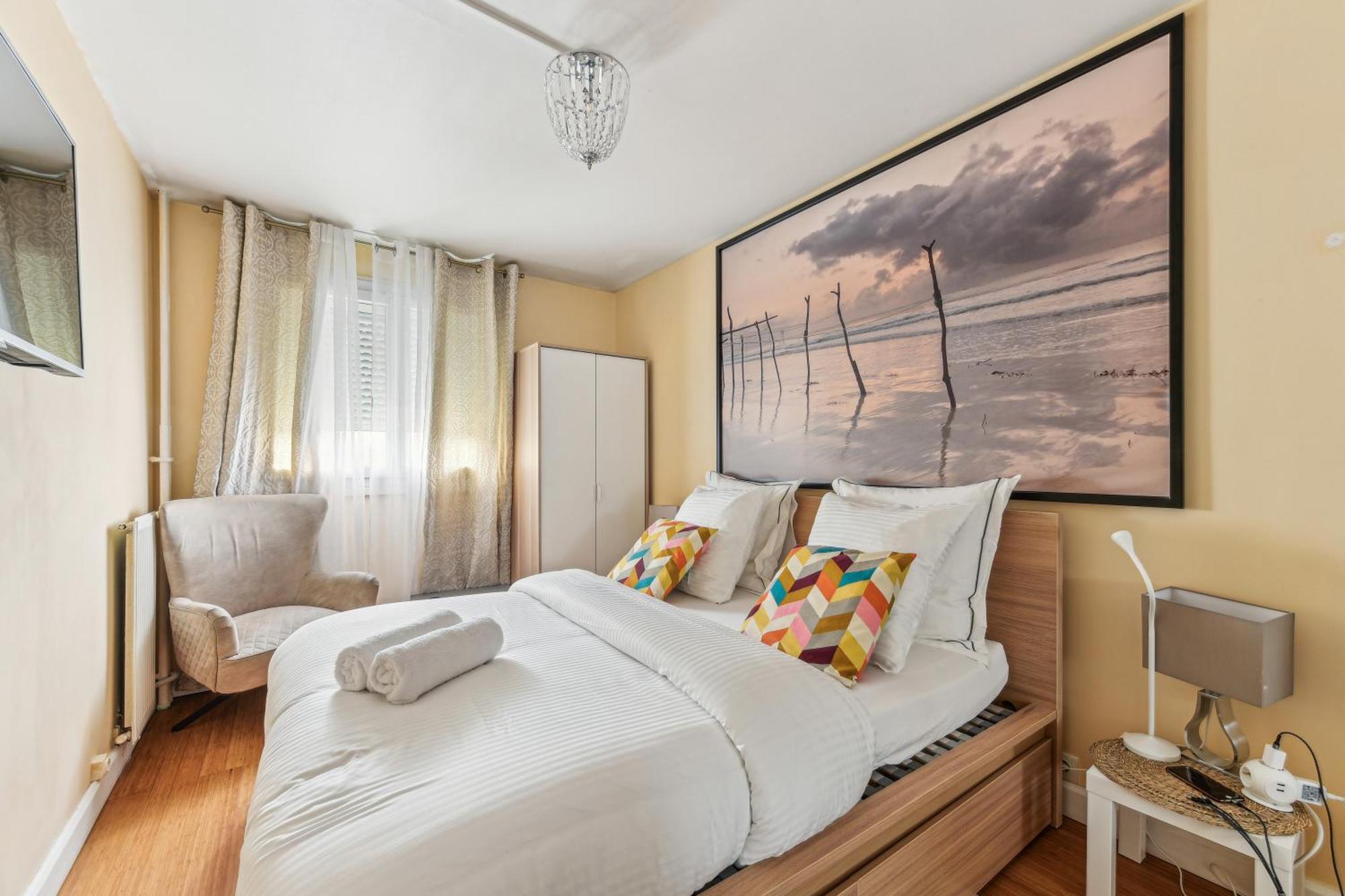 Chic And Comfortable Apart With Balcony لوفالوا بيريه المظهر الخارجي الصورة