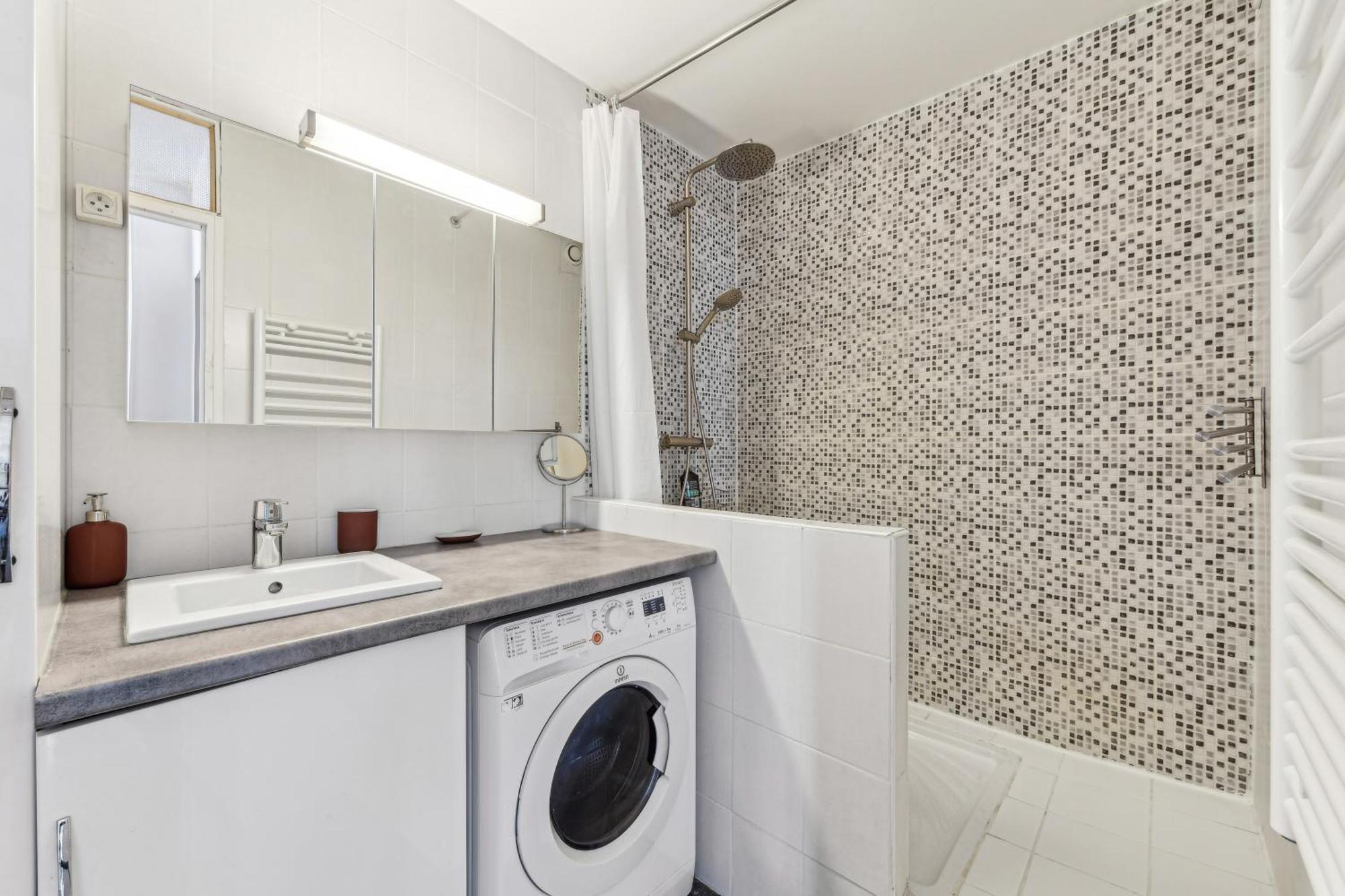 Chic And Comfortable Apart With Balcony لوفالوا بيريه المظهر الخارجي الصورة