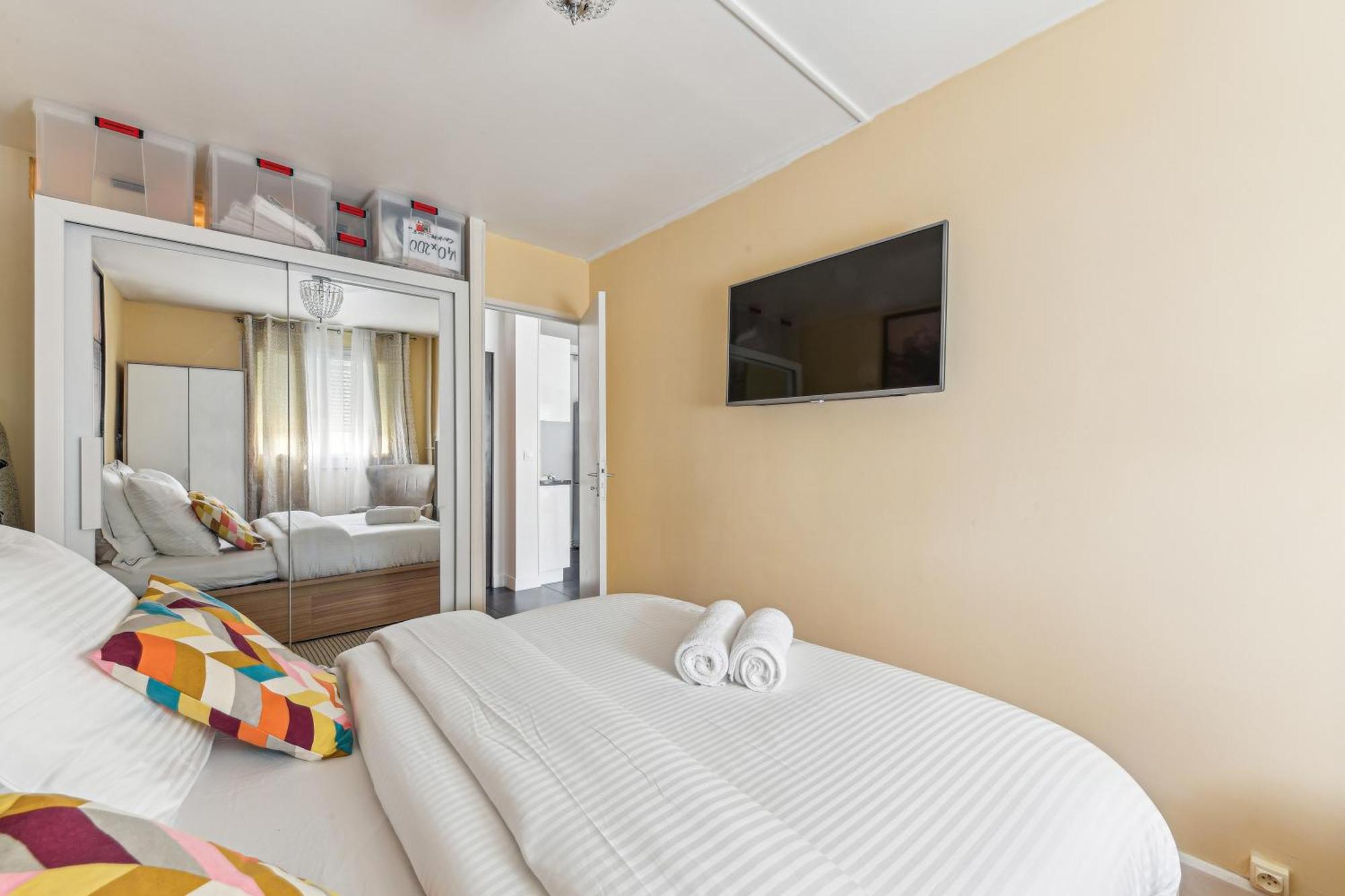 Chic And Comfortable Apart With Balcony لوفالوا بيريه المظهر الخارجي الصورة