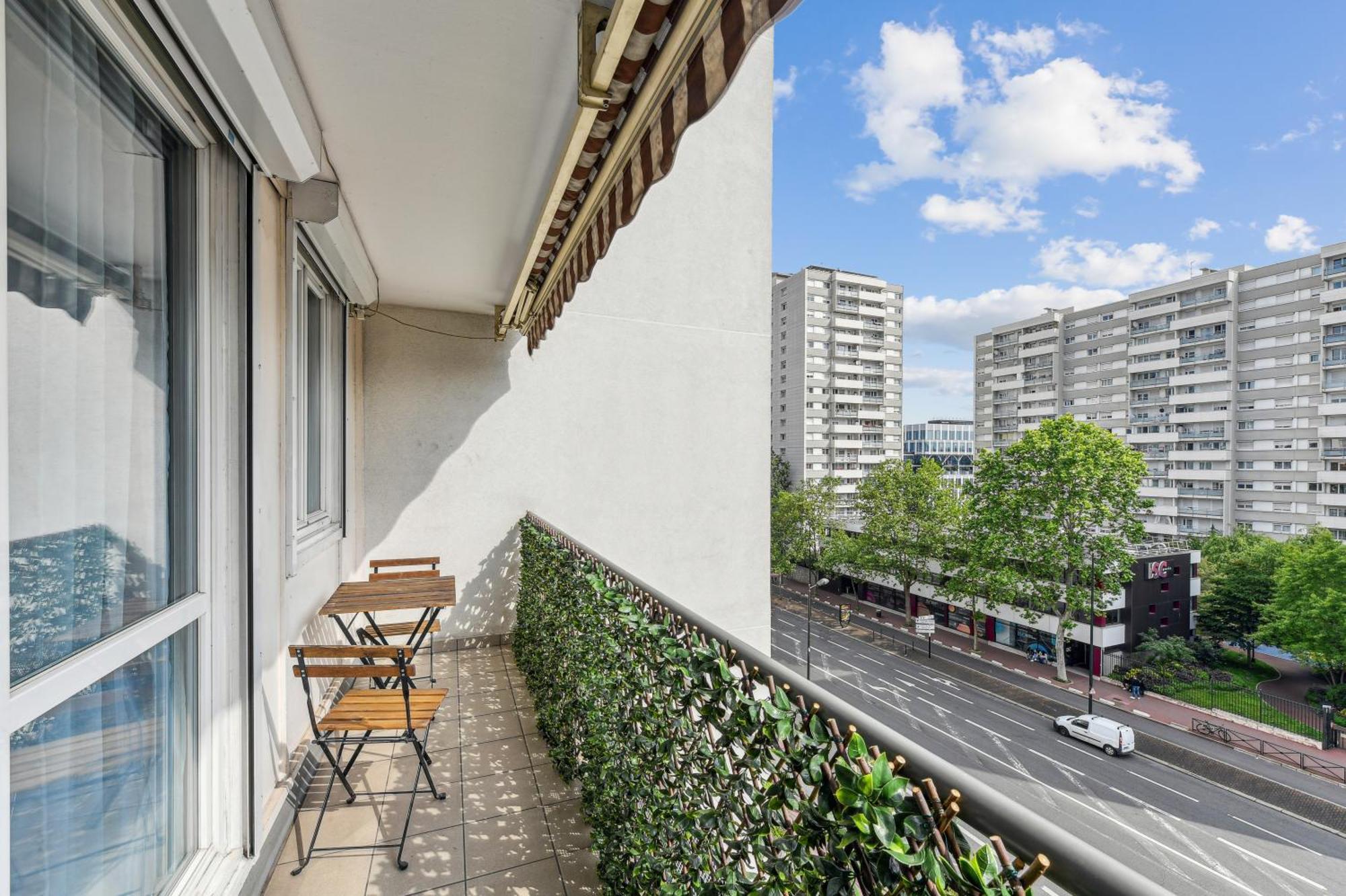 Chic And Comfortable Apart With Balcony لوفالوا بيريه المظهر الخارجي الصورة