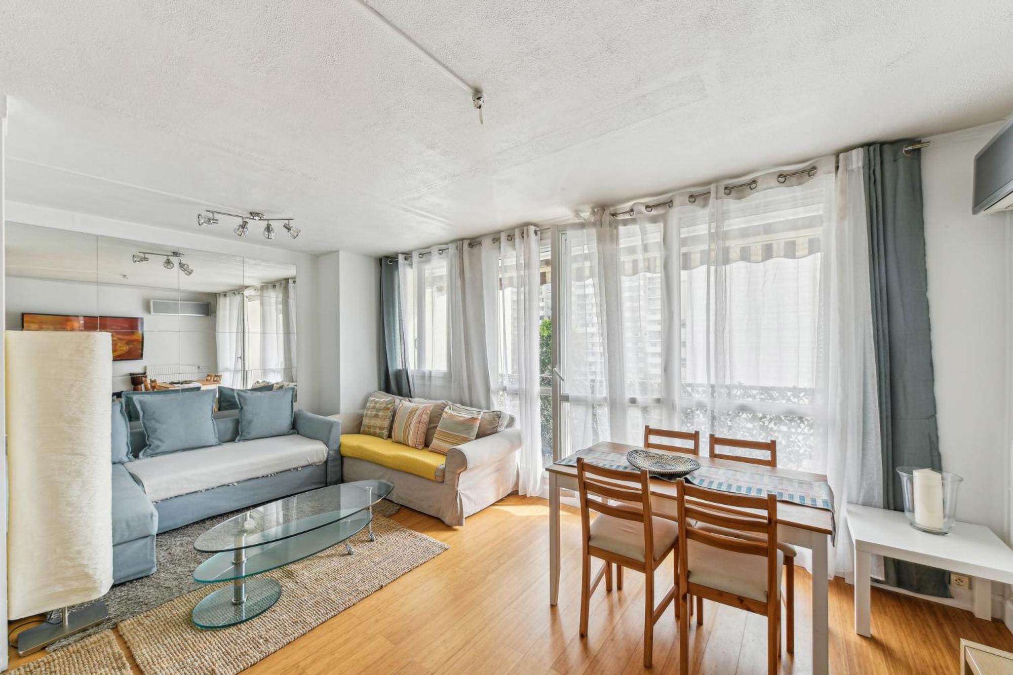 Chic And Comfortable Apart With Balcony لوفالوا بيريه المظهر الخارجي الصورة
