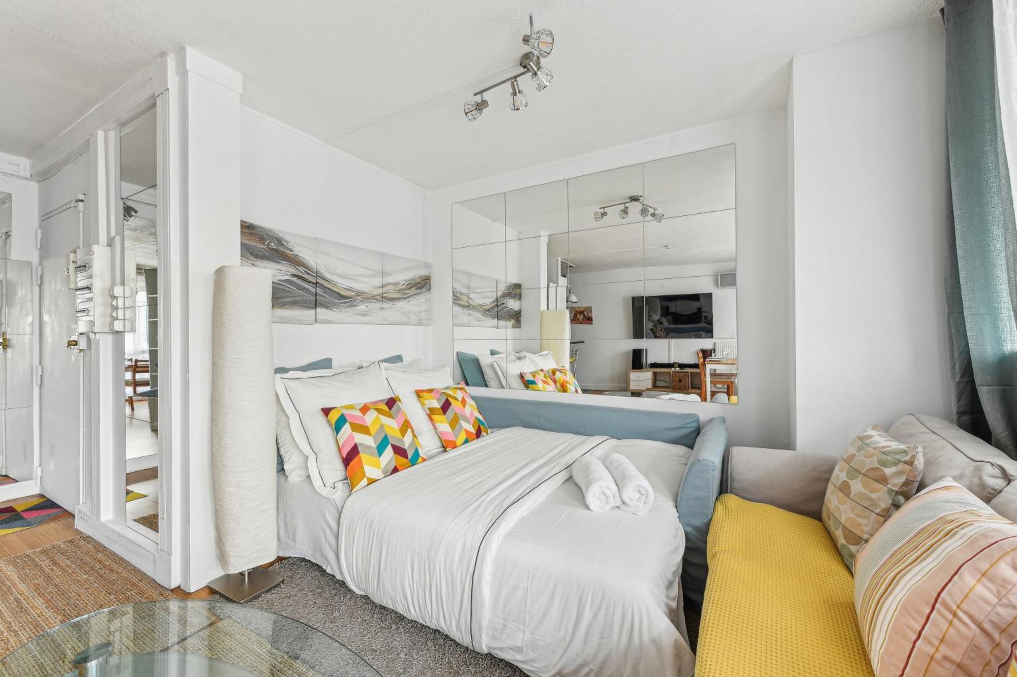 Chic And Comfortable Apart With Balcony لوفالوا بيريه المظهر الخارجي الصورة