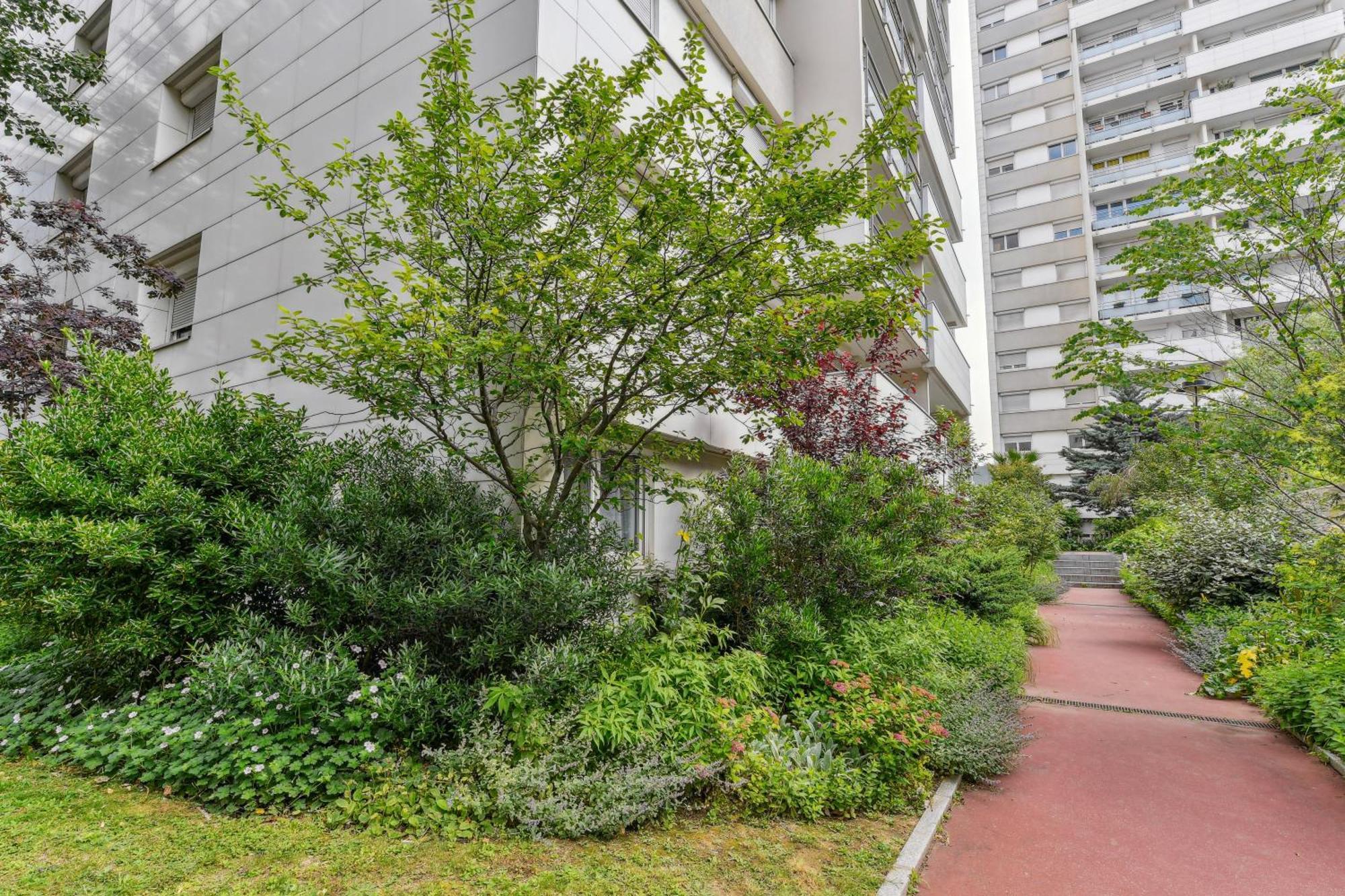 Chic And Comfortable Apart With Balcony لوفالوا بيريه المظهر الخارجي الصورة