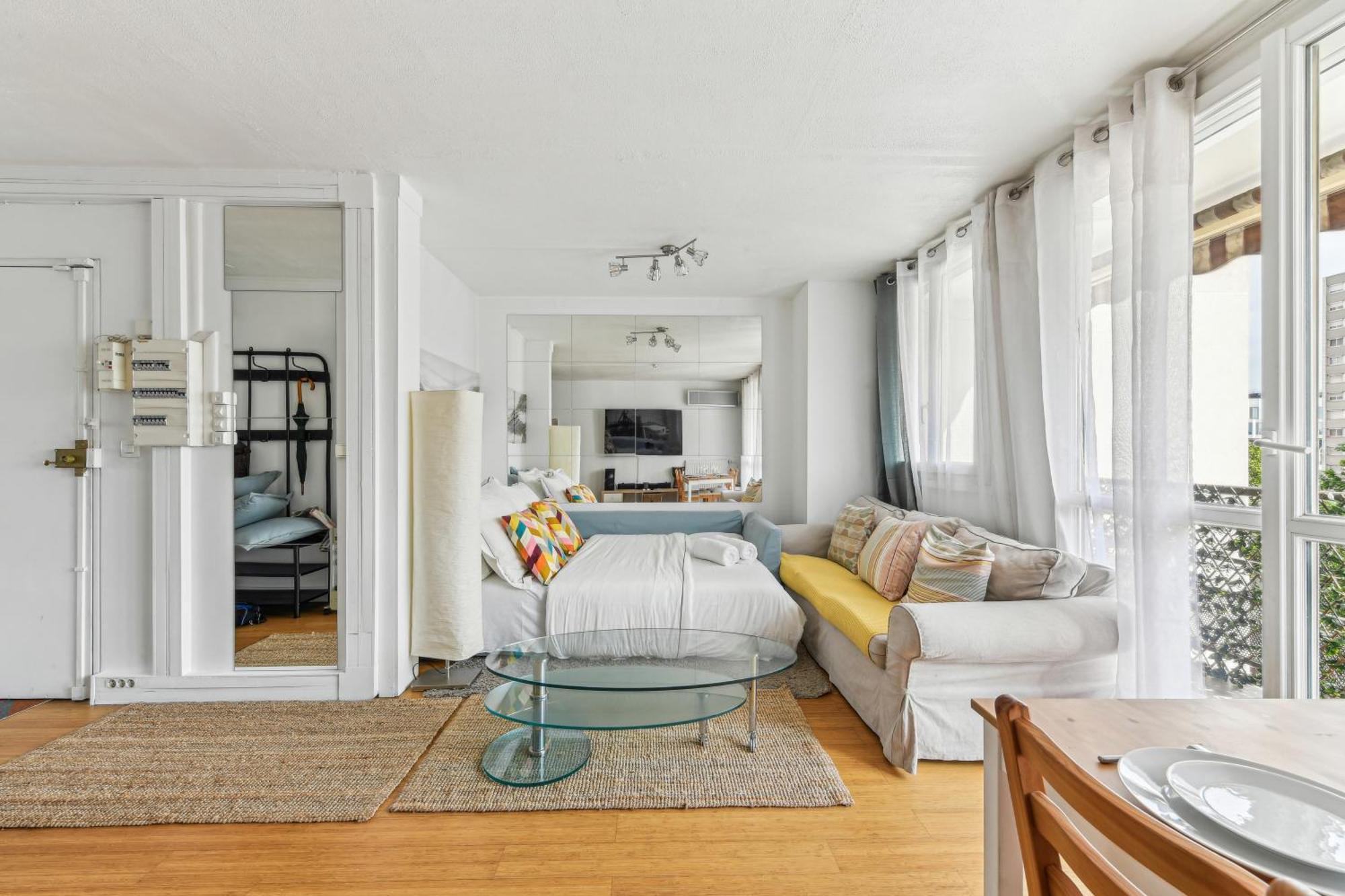 Chic And Comfortable Apart With Balcony لوفالوا بيريه المظهر الخارجي الصورة